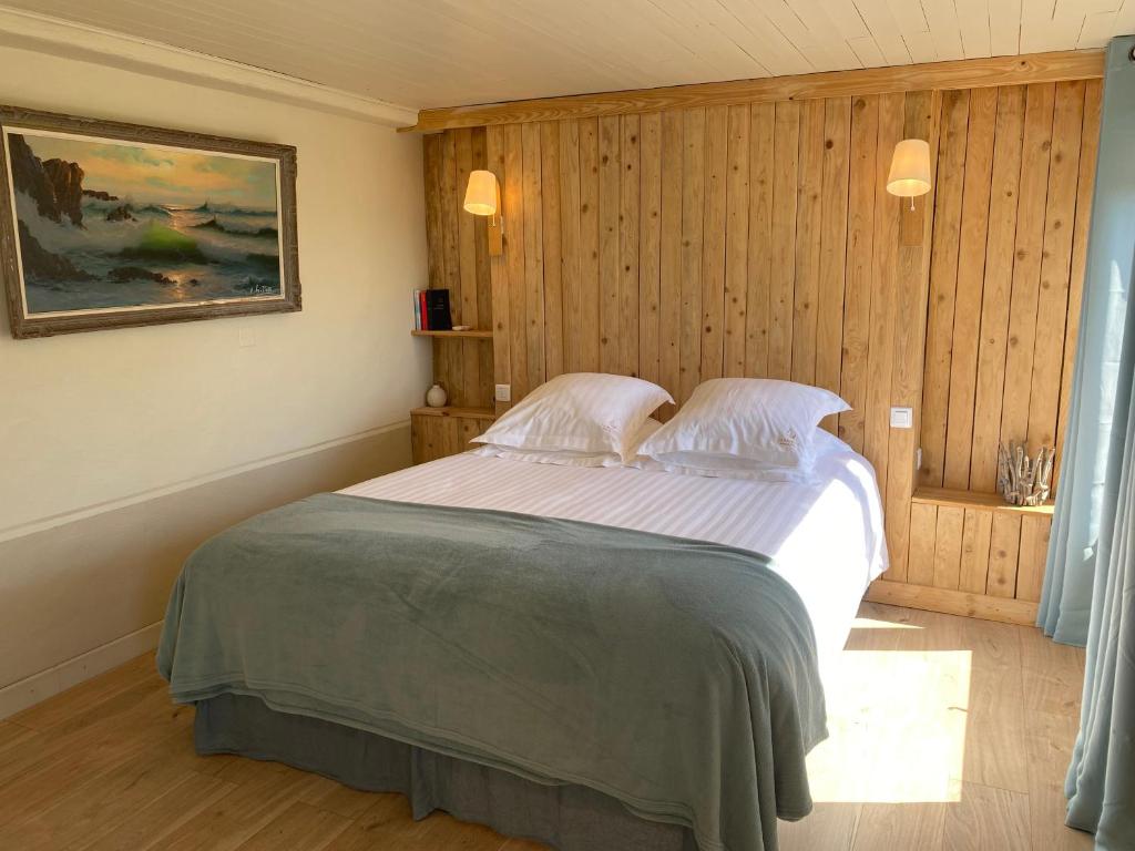 勒博塞La Bastide du Beausset-Vieux的一间卧室,卧室内配有一张大床