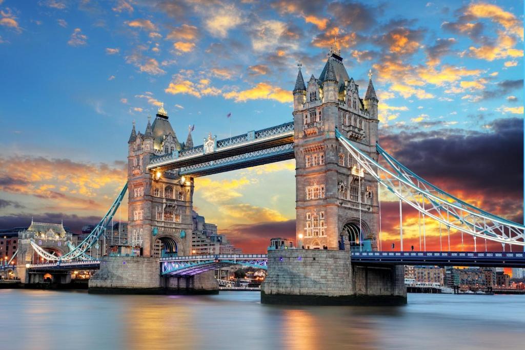 伦敦The Grand M London city的日落时分在水面上方的伦敦吊桥