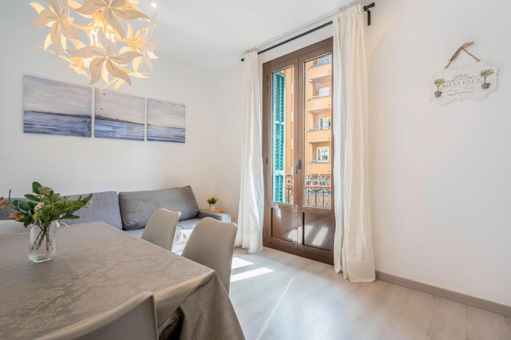 巴塞罗那SAGRADA FAMILIA C&D Lovely Apartment的客厅配有桌子和沙发