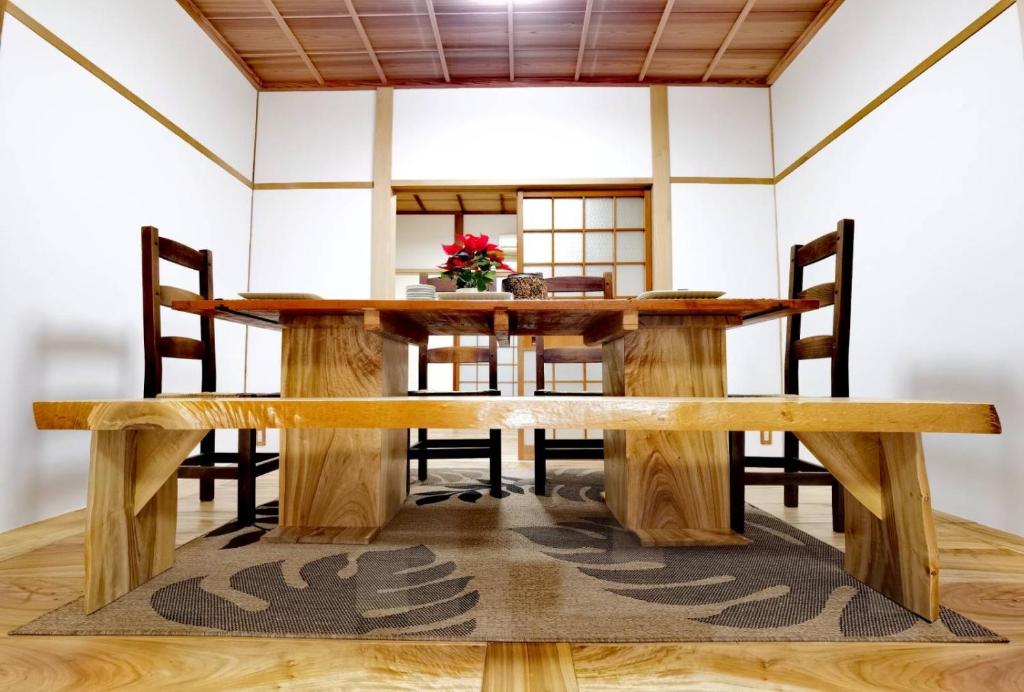 HandaBighem Maison 2的一间带木桌和椅子的用餐室