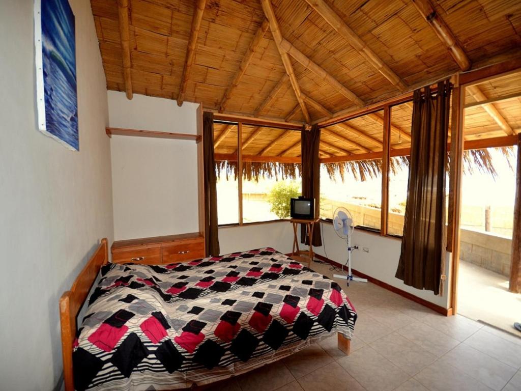 洛维托斯Wayra的一间设有床铺的卧室,位于带窗户的房间内