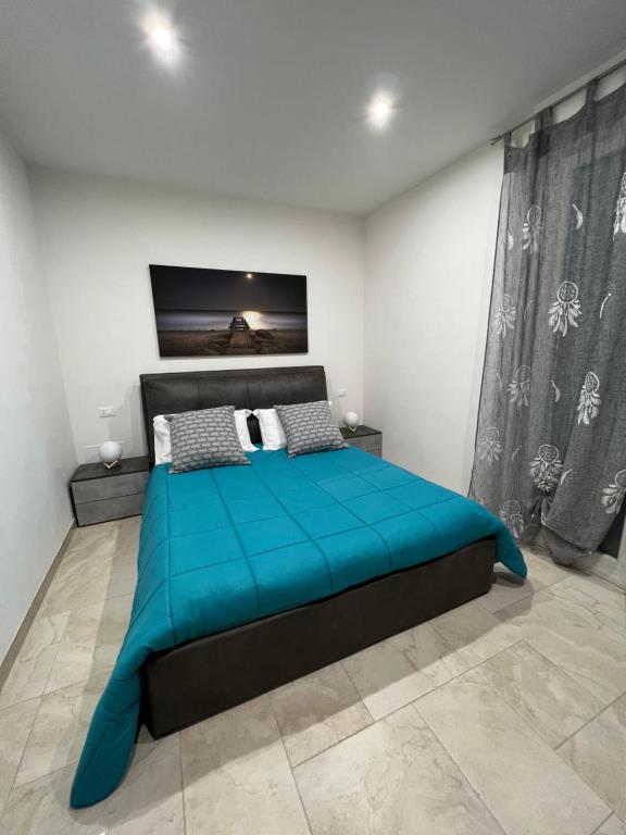 乌贾诺拉基耶萨B&B Quintadecima的一间位于客房内的蓝色床卧室