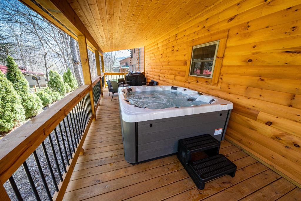 马吉谷The Snow Owl Cabin的小屋甲板上的热水浴池