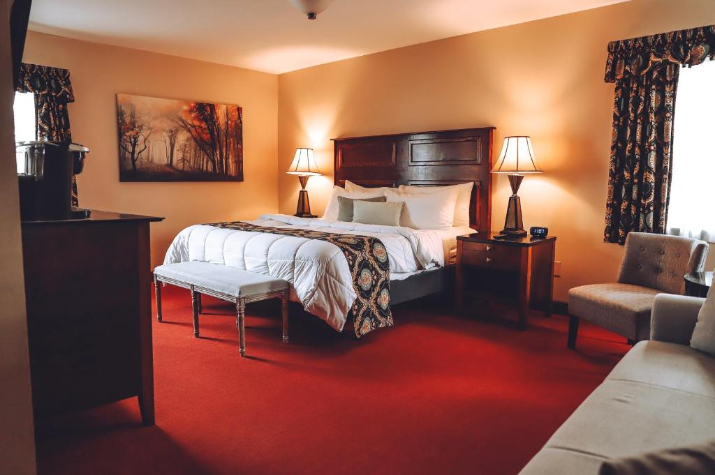 米尔福德Tom Quick Inn的配有一张床和一把椅子的酒店客房