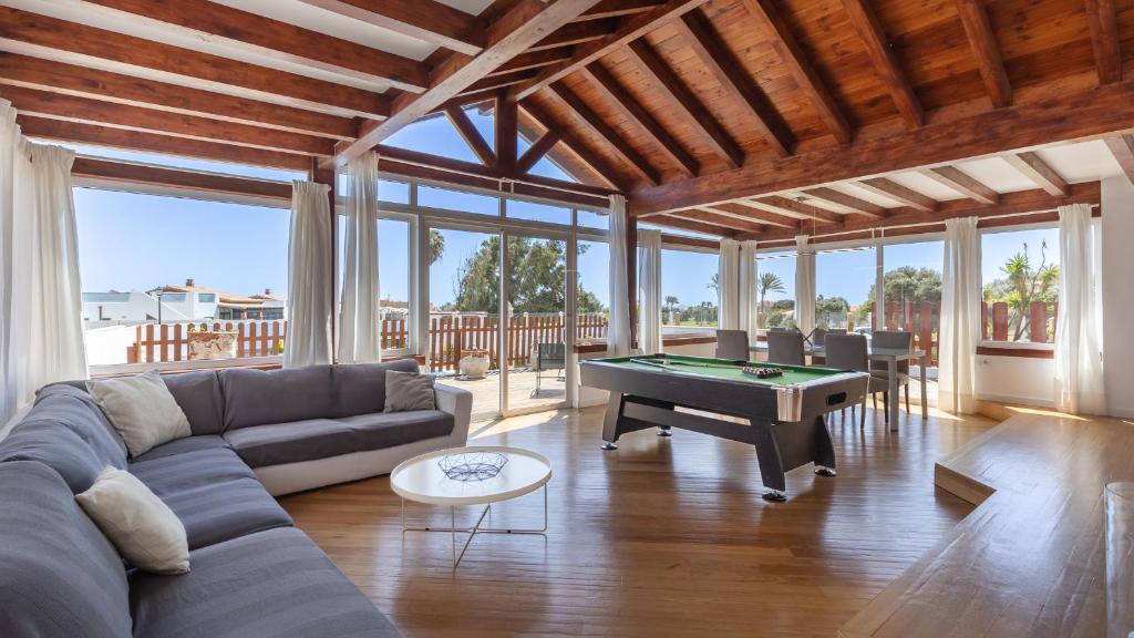 卡勒达德福斯特Luxury Villa Nieve的带沙发和台球桌的客厅