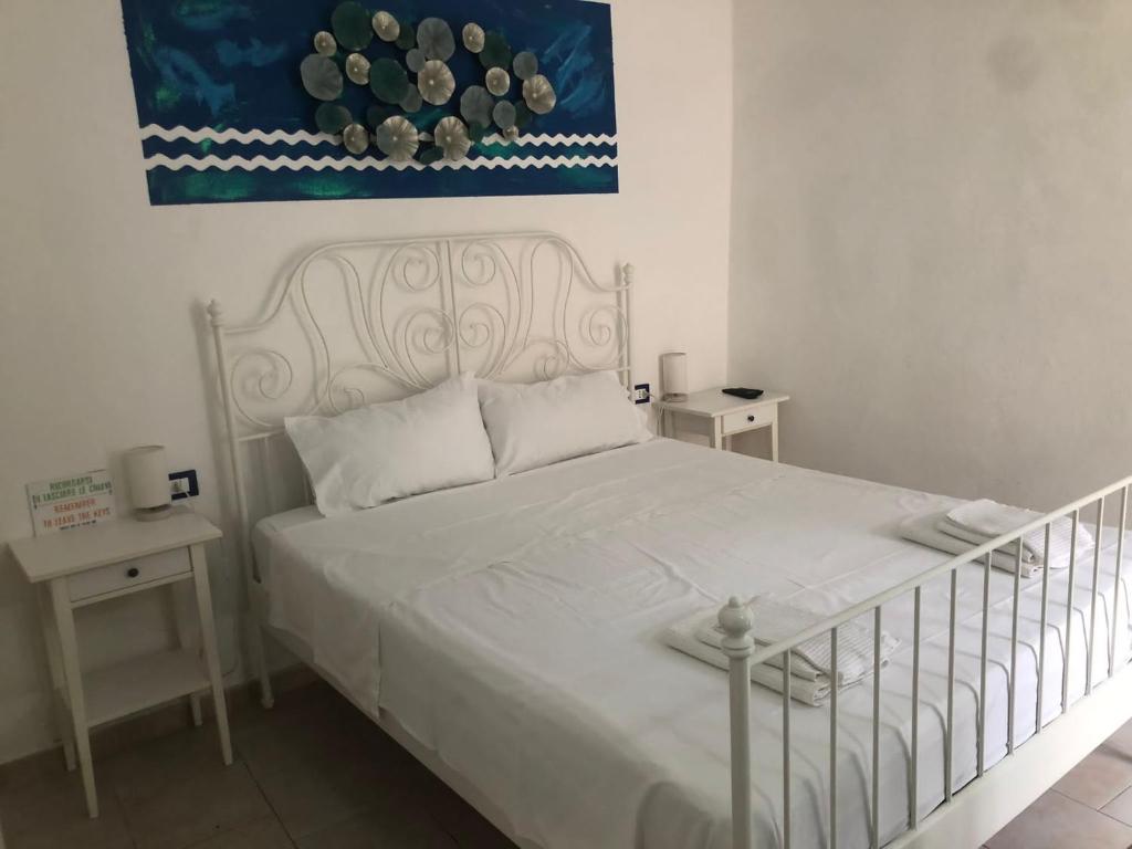里奥马哲雷Rio Rest Apartments的一间卧室配有白色床和2个床头柜