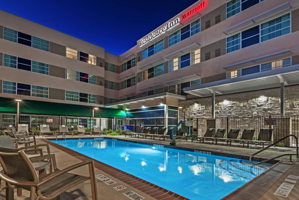 奥斯汀Residence Inn by Marriott Austin Northwest/The Domain Area的晚上在酒店前面的一个游泳池