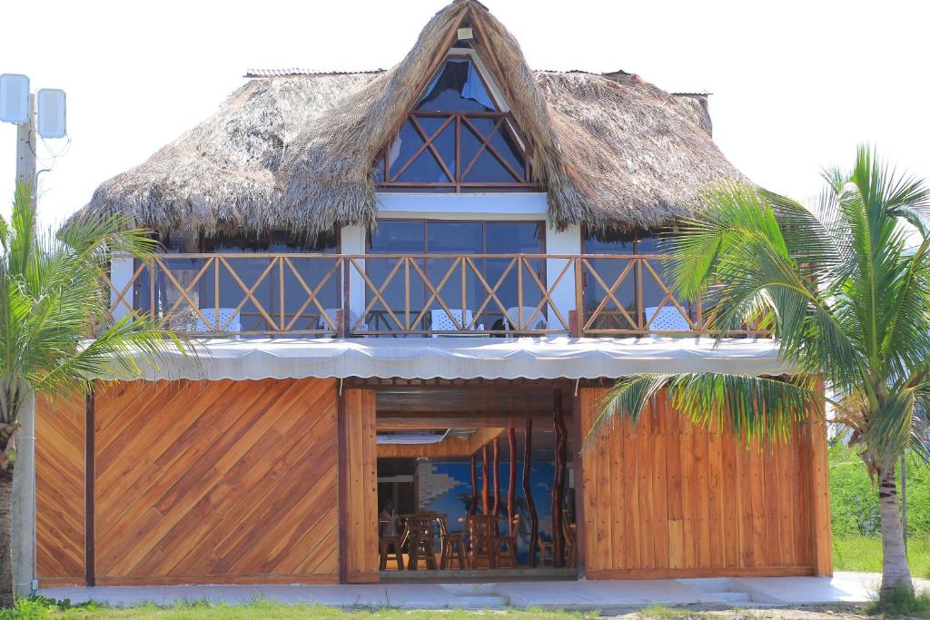 卡塔赫纳Cabaña Yalis SAS的棕榈树茅草屋顶度假屋
