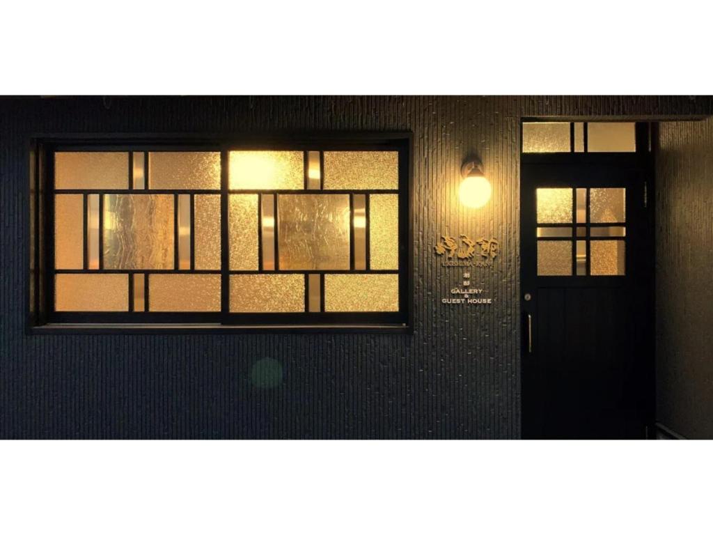 Shimo-rokkaUkishimakan Bettei Guest House - Vacation STAY 14350的一间设有门和窗户的房间