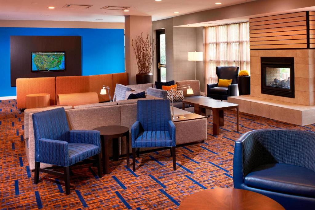 卡温顿辛辛那提科文顿万怡酒店的大堂设有蓝色椅子等候室