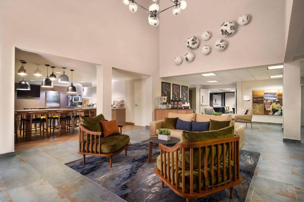 纳帕美国峡谷纳帕万豪费尔菲尔德套房酒店的带沙发和椅子的客厅以及厨房。