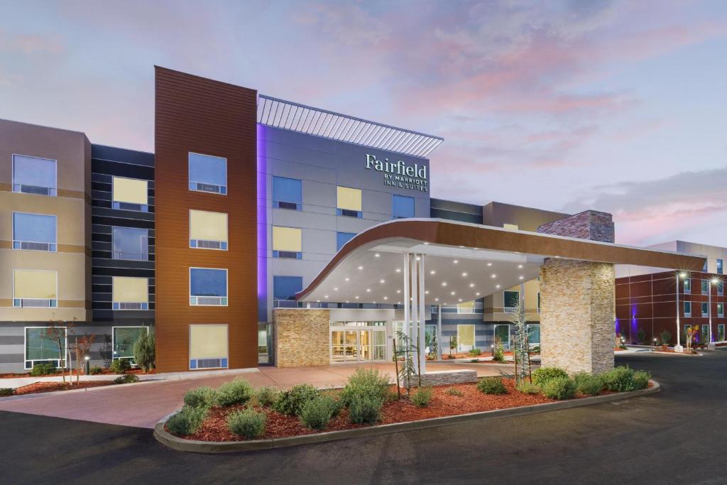 奥克赫斯特Fairfield Inn & Suites by Marriott Oakhurst Yosemite的建筑物前部的 ⁇ 染