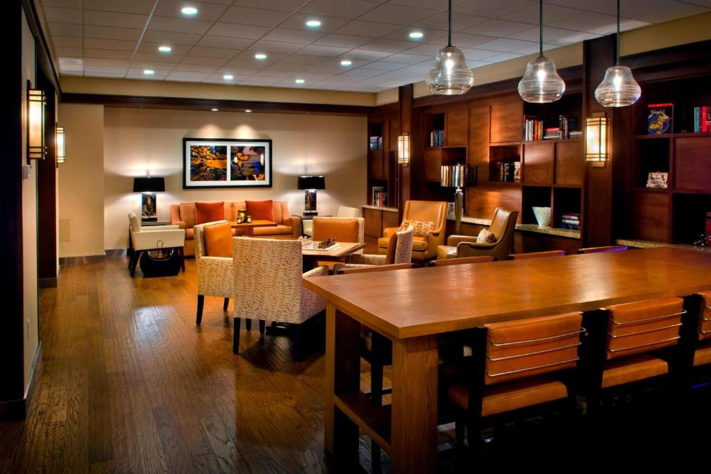 Trumbull特朗布尔谢尔顿万豪酒店的餐厅配有桌椅和沙发
