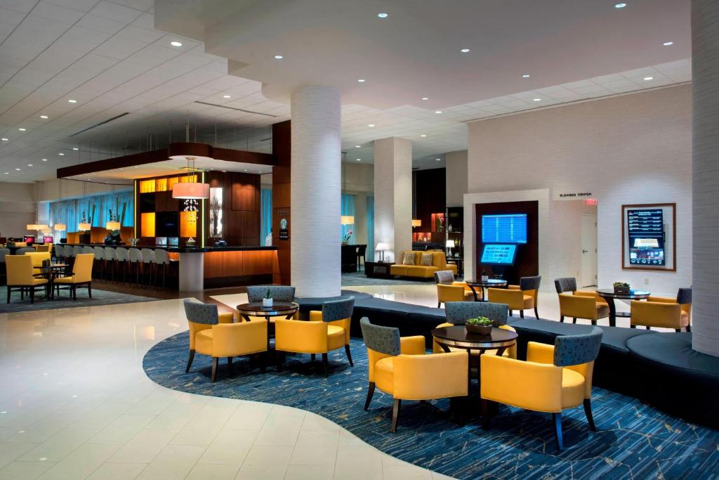 林夕昆高地BWI机场万豪酒店的大堂,设有桌椅