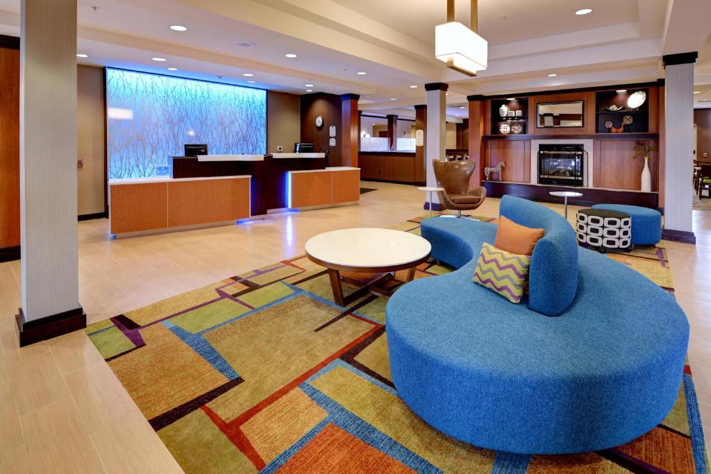 Weston万豪沃沙费尔菲尔德套房酒店的酒店大堂设有蓝色椅子和桌子