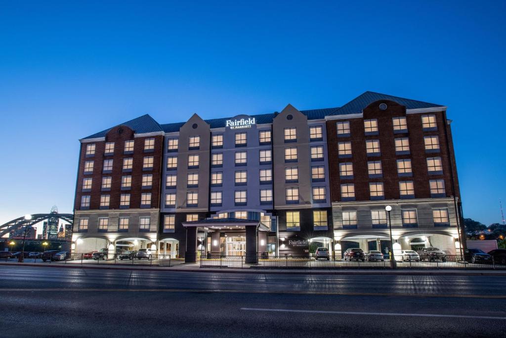 纽波特Fairfield by Marriott Inn & Suites Newport Cincinnati的一座酒店大楼,前面有标志