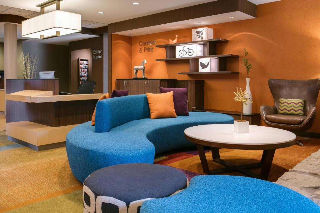 曼哈顿Fairfield Inn Manhattan, Kansas的客厅配有蓝色的沙发和桌子