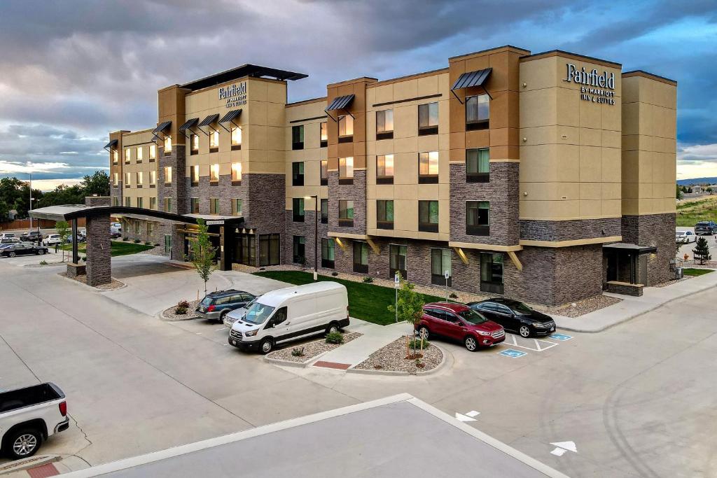 利特尔顿Fairfield by Marriott Inn & Suites Denver Southwest, Littleton的停车场内停放车辆的酒店空中景观