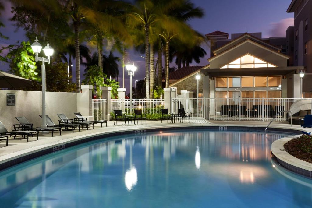 达尼亚滩万豪劳德代尔堡机场及游轮港口原住客栈酒店的一座带椅子的夜间游泳池