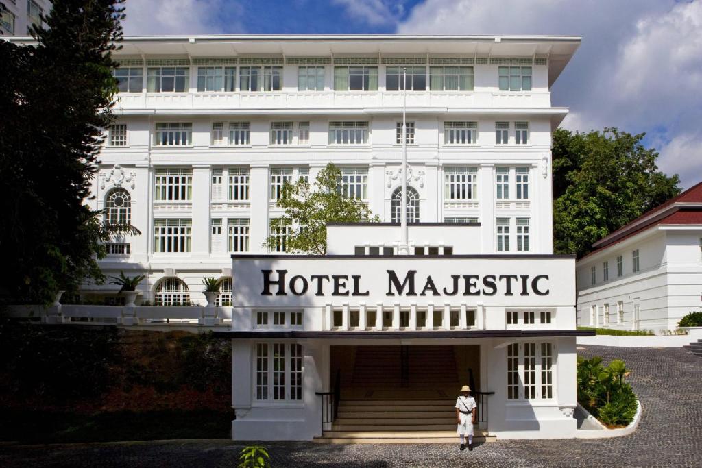 吉隆坡The Majestic Hotel Kuala Lumpur, Autograph Collection的一位女士站在酒店前