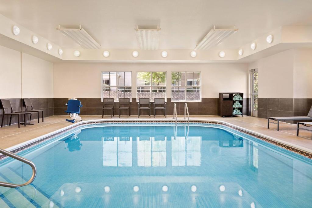 斯克兰顿斯克兰顿公寓酒店的在酒店房间的一个大型游泳池