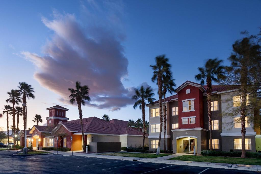 拉斯维加斯万豪Residence Inn拉斯维加斯亨德森/格林山谷酒店的棕榈树酒店 ⁇ 染