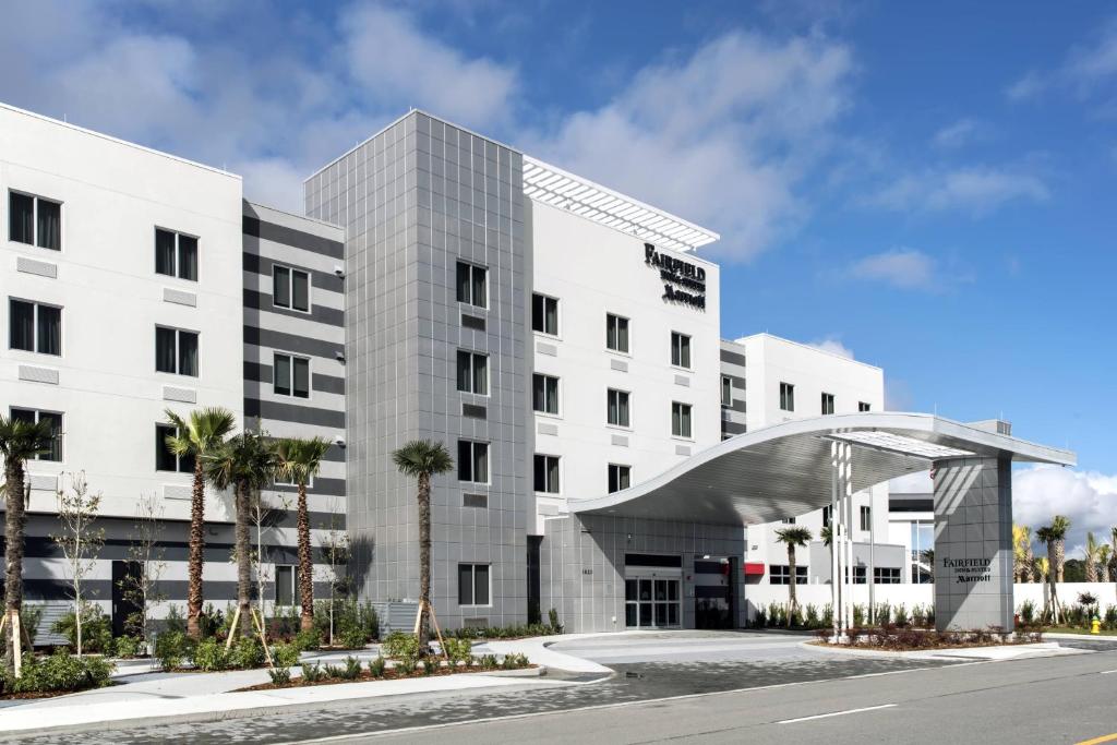 代托纳海滩Fairfield Inn & Suites by Marriott Daytona Beach Speedway/Airport的建筑物前部的 ⁇ 染