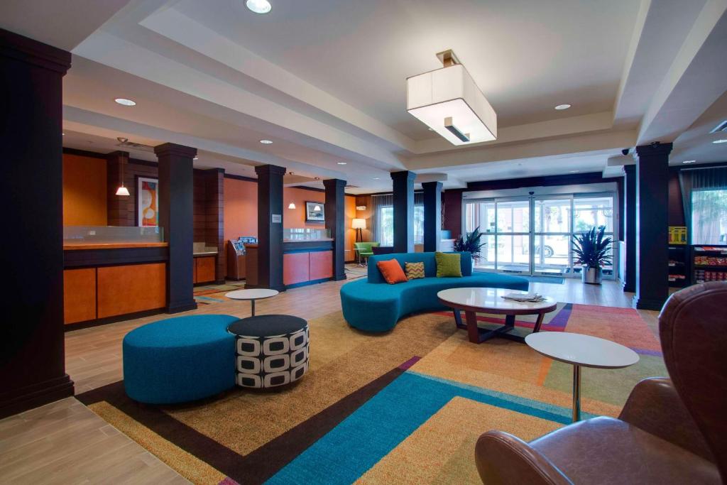 克莱蒙Fairfield Inn & Suites by Marriott Clermont的客厅配有蓝色的沙发和桌子
