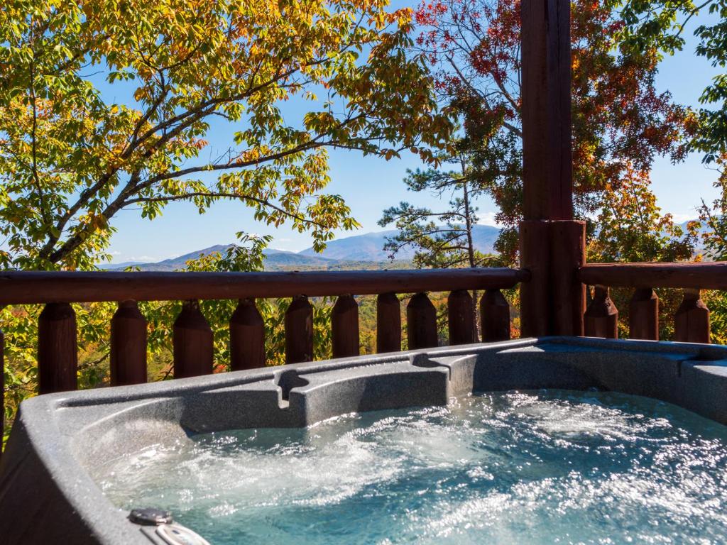 赛维尔维尔Grand Mountain View Lodge By Ghosal Luxury Lodging的树甲板上的热水浴池