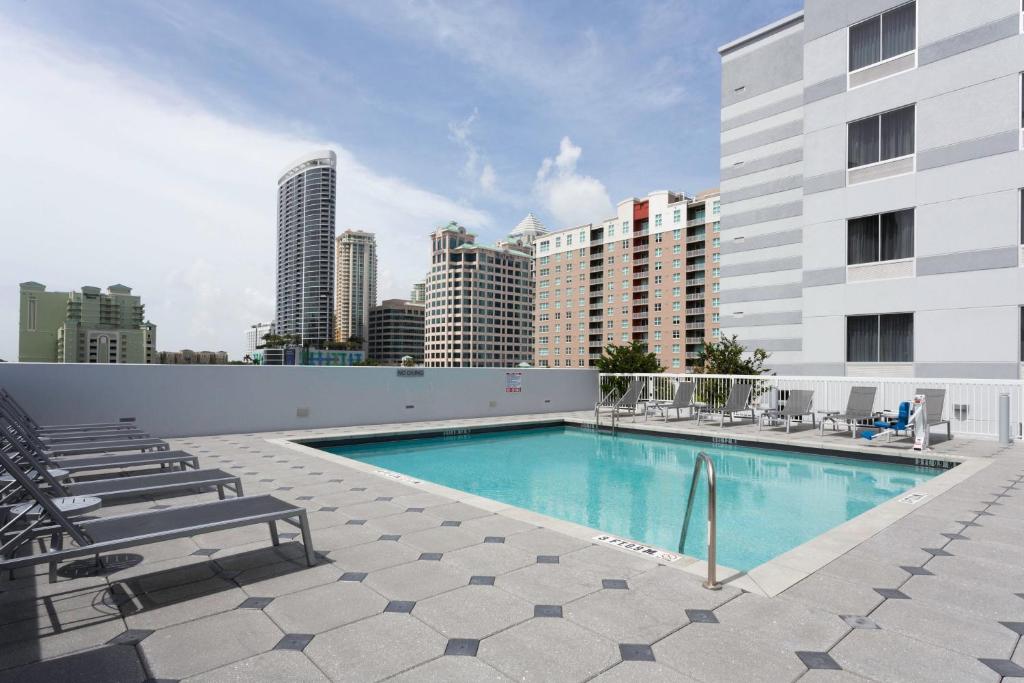 劳德代尔堡Fairfield Inn & Suites By Marriott Fort Lauderdale Downtown/Las Olas的建筑物屋顶上的游泳池