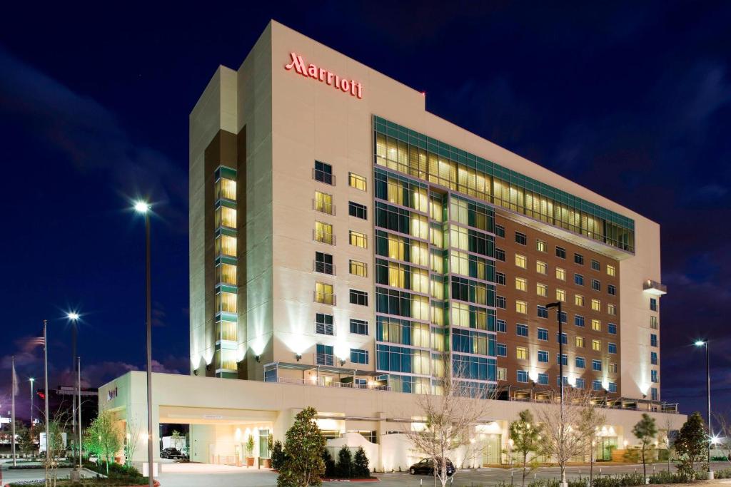 休斯顿休斯顿能源走廊万豪酒店的aania hotel酒店在晚上点燃了照明