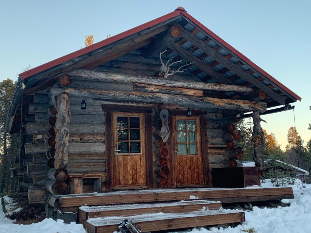 伊纳利Log Cabin - Lord of Sormuset的小木屋,带雪地门廊