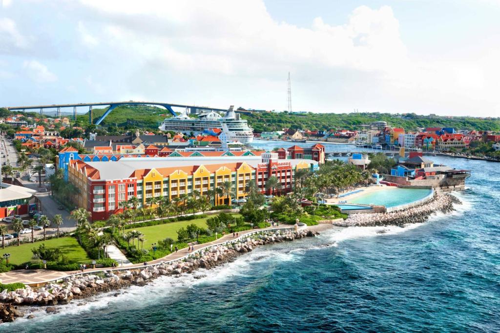 威廉斯塔德Renaissance Wind Creek Curacao Resort的水体旁的度假胜地的空中景观