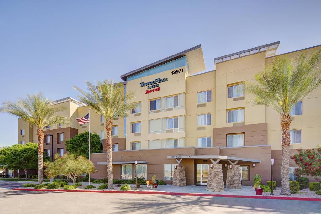 嘉年TownePlace Suites by Marriott Phoenix Goodyear的前面有棕榈树的酒店