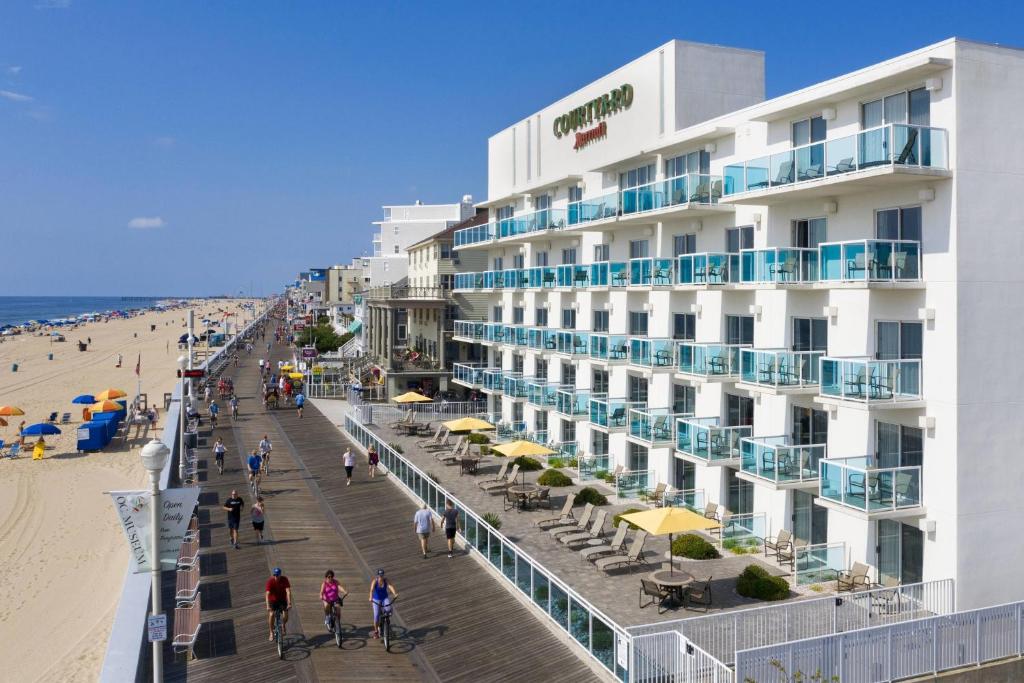 大洋城海洋城海滨万怡酒店的海滩旁的酒店