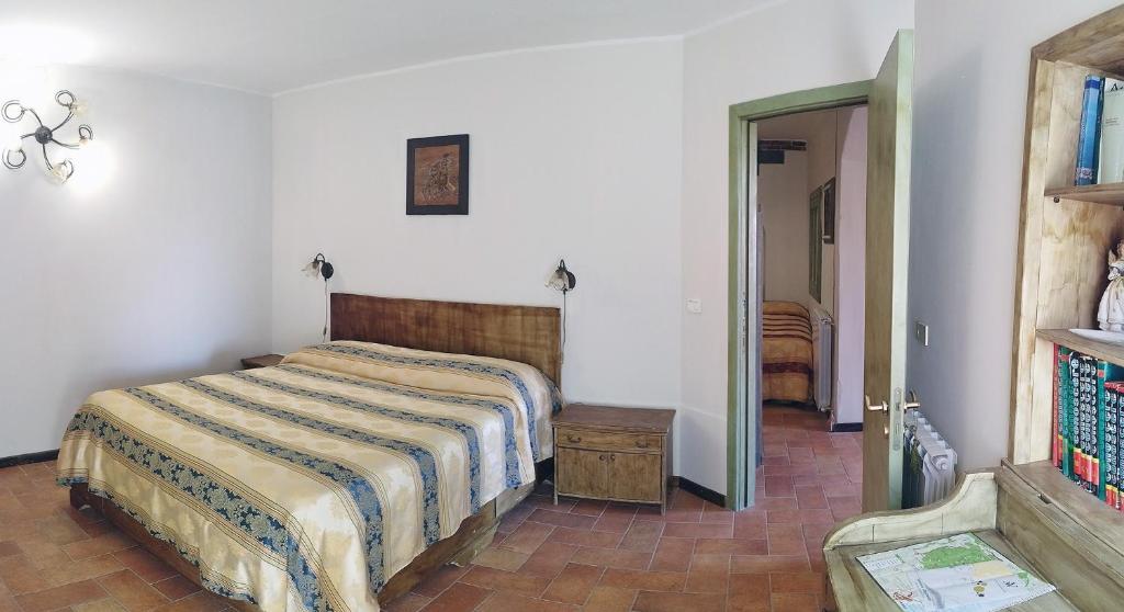 PuntalazzoVilla Alessio - Case Vacanza con Piscina sull'Etna的一间卧室,卧室内配有一张大床