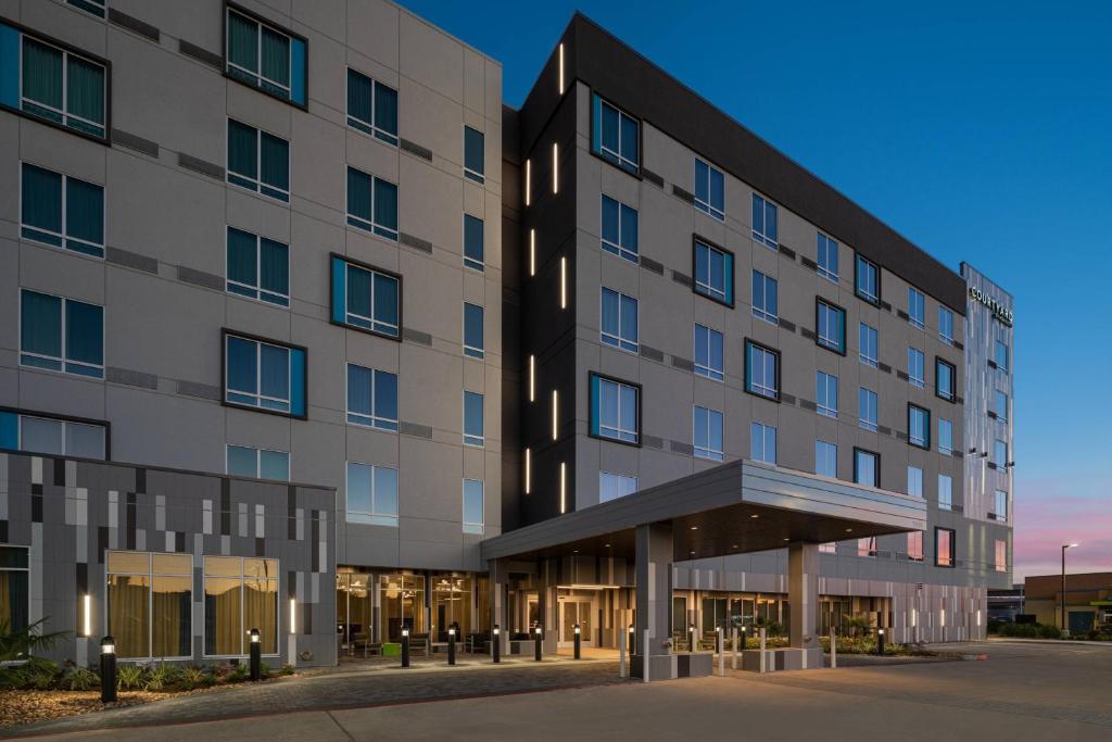 休斯顿Courtyard by Marriott Houston I-10 West/Memorial的建筑物前部的 ⁇ 染