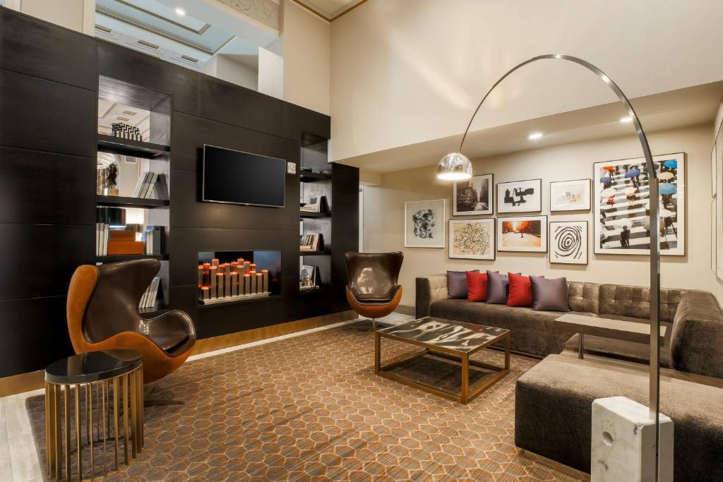 旧金山旧金山联合广场万怡酒店的带沙发和壁炉的客厅