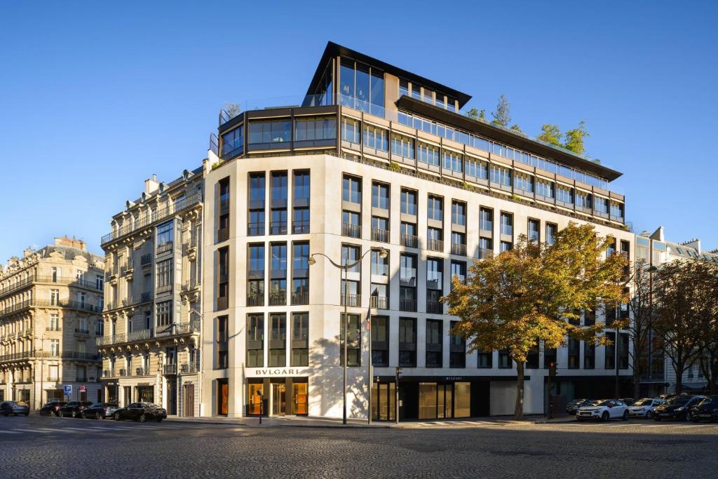 巴黎Bulgari Hotel Paris的一条城市街道上的白色大建筑