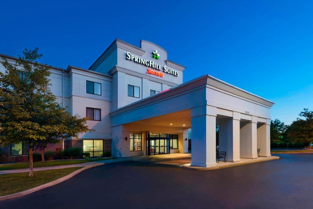 南本德SpringHill Suites Mishawaka-University Area的建筑前面的酒店,上面有标志