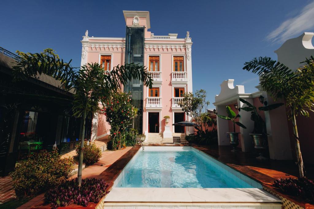 弗洛里亚诺波利斯群塔达斯韦德拉斯精品酒店的建筑前的一座带游泳池的建筑