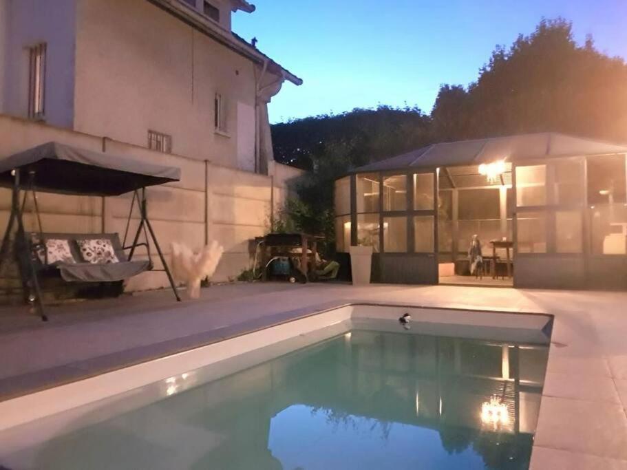 孔夫朗-圣奥诺里讷Logement à 30min de la défense avec piscine privative的房屋前的游泳池
