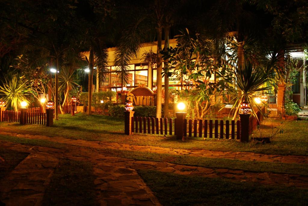 穆克莱克ฺฺ班应考度假村 的一座棕榈树和灯光的建筑