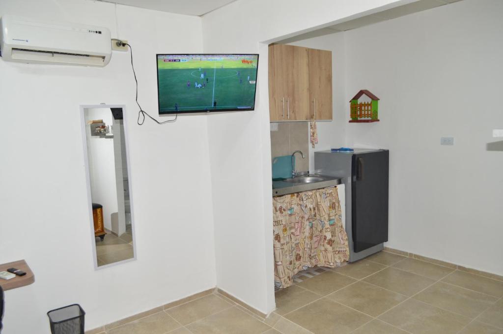 巴兰卡韦梅哈Apartaestudio buenos aires的厨房设有壁挂式电视