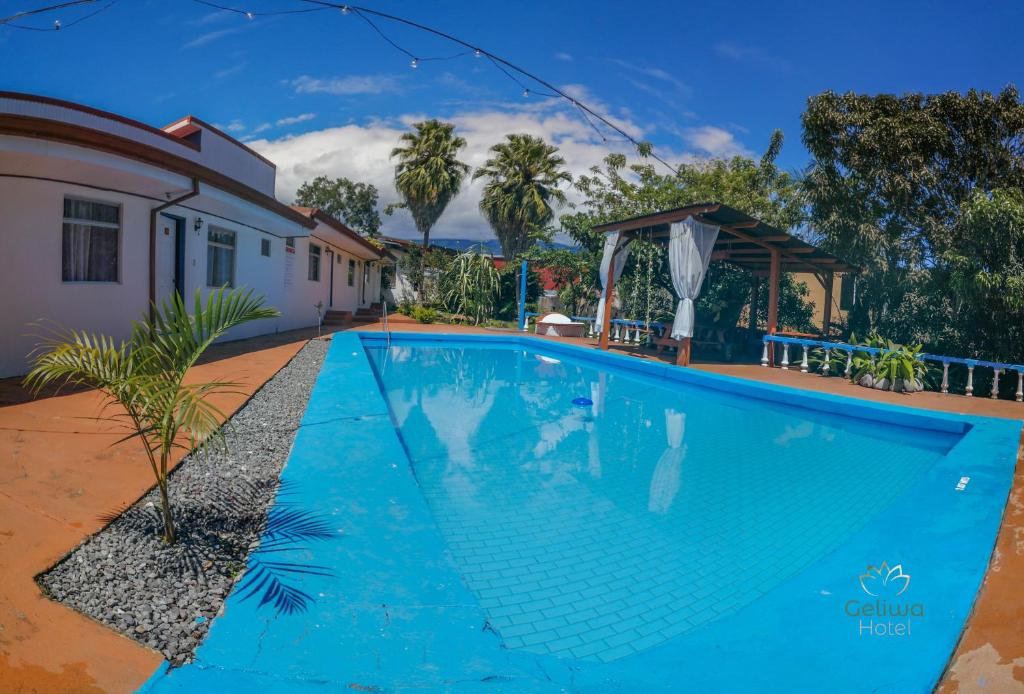 图里亚尔瓦Geliwa B&B的房屋前的游泳池