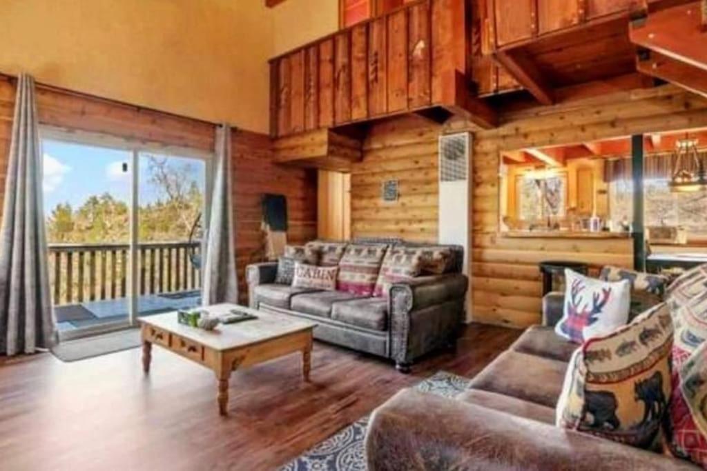 大熊湖Cozy Moon Cabin的客厅配有沙发和桌子