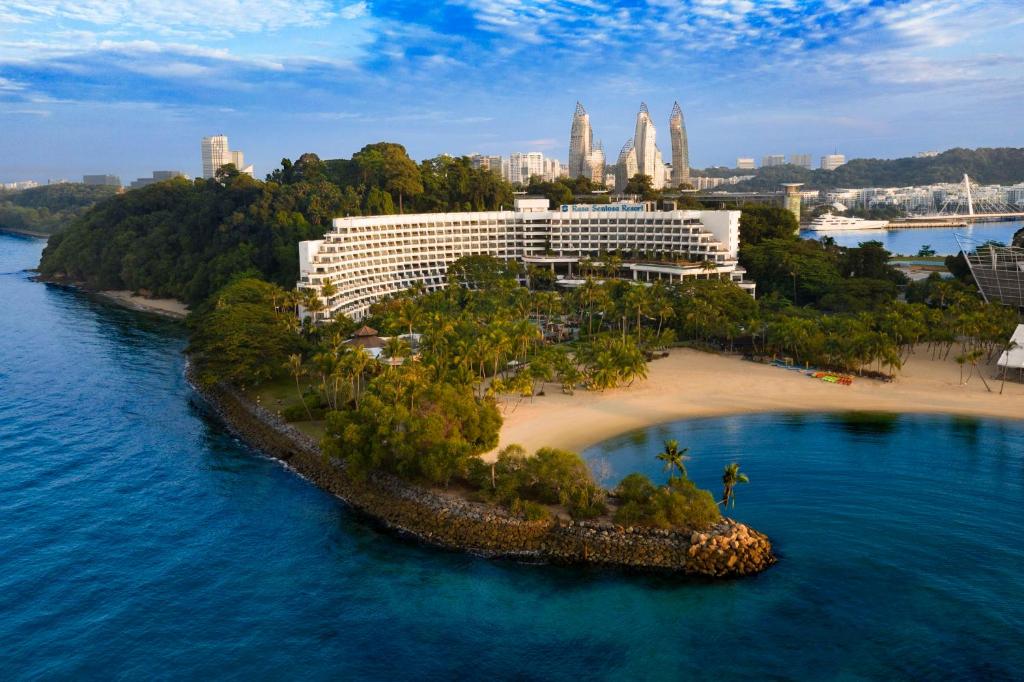 新加坡Shangri-La Rasa Sentosa, Singapore的水中的一个岛屿,上面有一个酒店