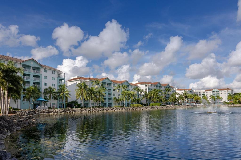 迈阿密多拉万豪别墅酒店的享有水面的度假胜地美景