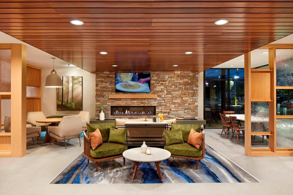 印地欧Fairfield by Marriott Inn & Suites Indio Coachella Valley的客厅设有两张沙发和一个壁炉