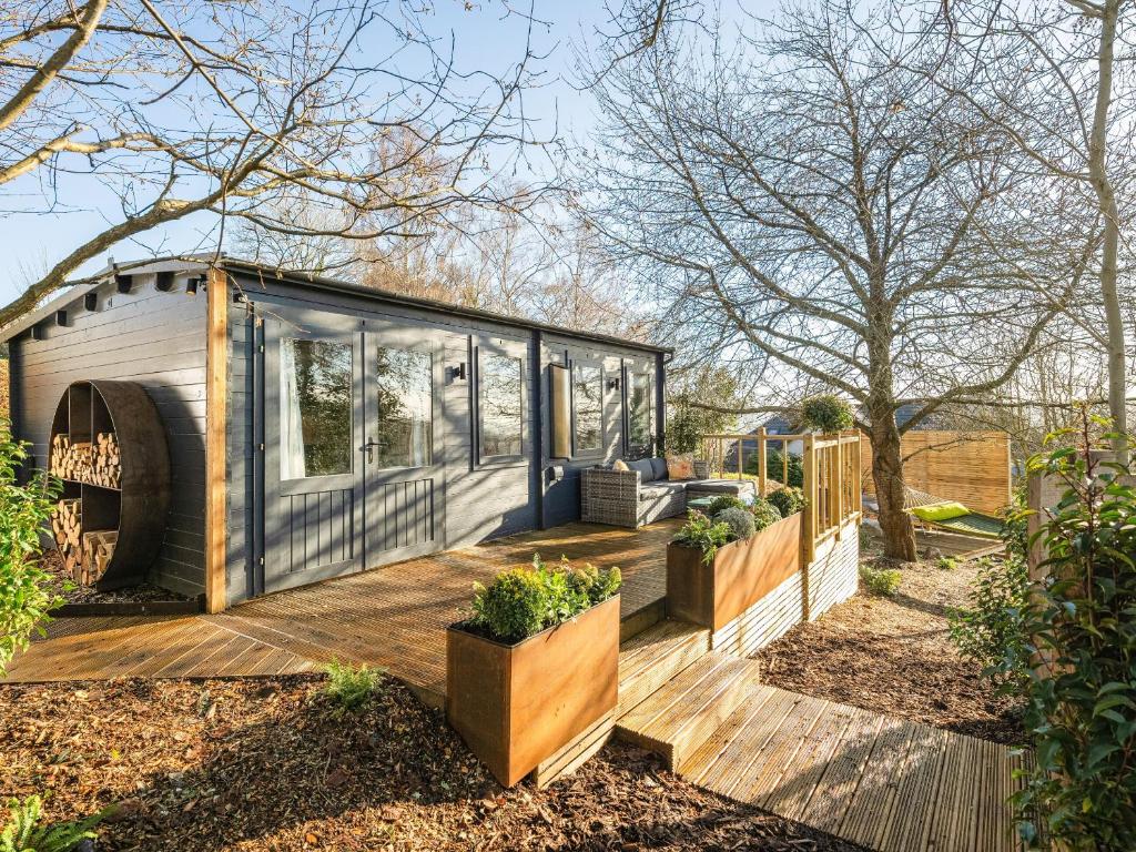 Clapton in GordanoThe Cosy Cabin的花园中带甲板的小房子